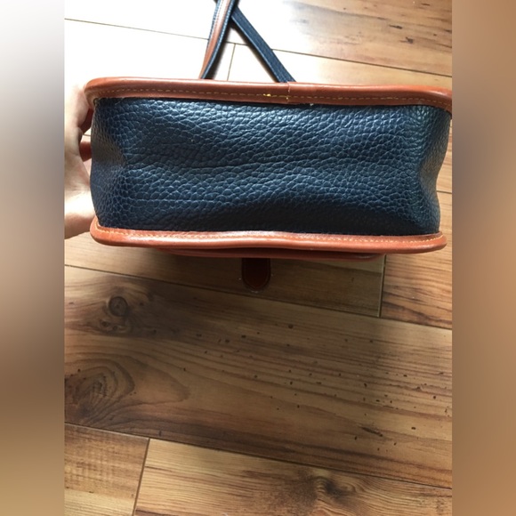 Dooney and Bourke purse in near perfect condition! - Picture 5 of 10